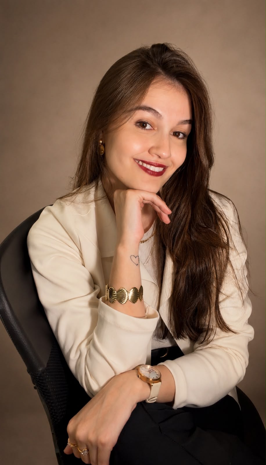 Gabriela Ferreira, psicóloga clínica em Americana e Santa Bárbara d'Oeste, sentada e sorrindo